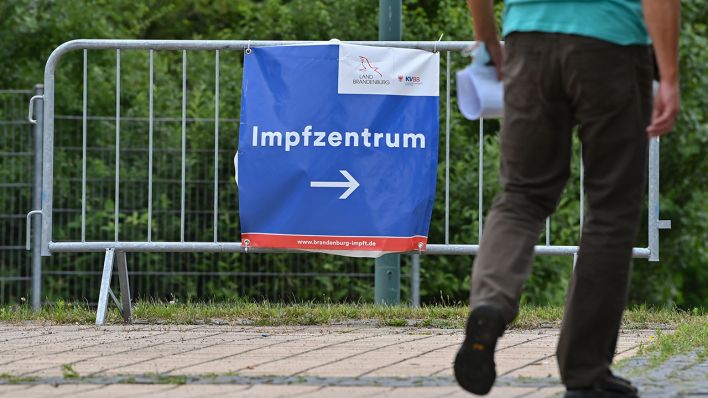 Ein Mann geht zum Impfzentrum der Stadt Frankfurt (Oder). (Quelle: dpa/Patrick Pleul)