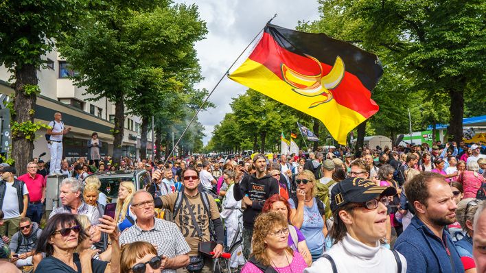 Berlin, eine Anti-Corona Demo, die erneut von der Bewegung Querdenken 711 initiiert wurde. (Quelle: dpa/Vladimir Menck)
