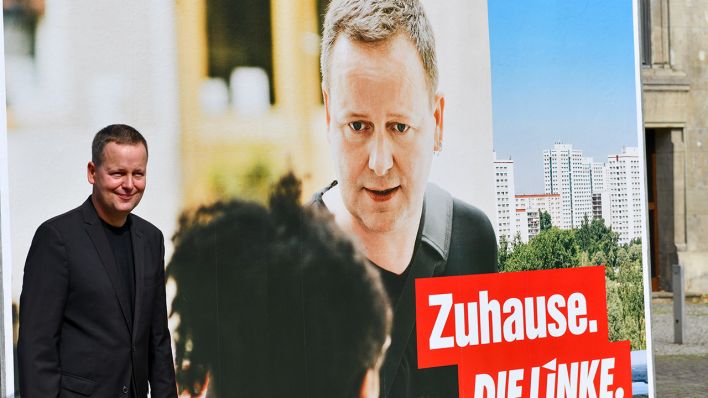 Die Linke Klaus Lederer (Die Linke), Spitzenkandidat der Linken für das Berliner Abgeordnetenhaus vor seinem Grossplakat (Quelle: dpa/Reuhl)