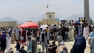 Hunderte von Menschen versammeln sich vor dem internationalen Flughafen ind Kabul, Afghanistan. (Quelle: dpa)