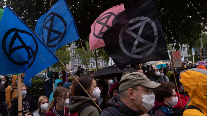 Teilnehmer an der Demonstration für mehr Klimaschutz stehen an der SPD-Zentrale. (Quelle: dpa/Paul Zinken)