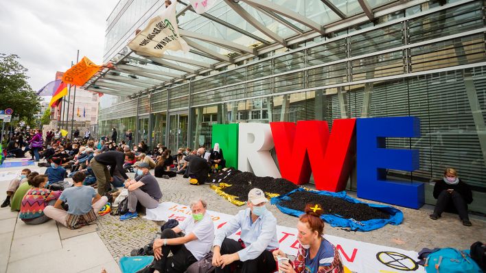 Das Buchstabenspiel "NRWE" (NRW und RWE) ist bei einer Blockade von Umwelt-Aktivisten der Landesvertretung von Nordrhein-Westfalen (NRW) zu sehen. (Quelle: dpa/Christoph Soeder)