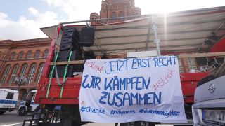 Ein Transparent mit der Aufschrift "Jetzt erst recht - wir kämpfen zusammen" ist vor dem Roten Rathaus zu sehen. An den landeseigenen Krankenhäusern Vivantes und Charité in Berlin läuft seit dem Vortag der dreitägige Streik der Pflegekräfte und anderer Beschäftigter. (Quelle: dpa/Jörg Carstensen)