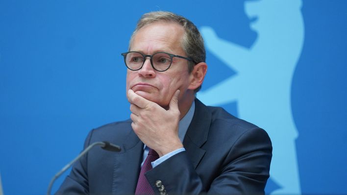 Michael Müller (SPD), Regierender Bürgermeister, kommt zu einer Pressekonferenz nach der Sitzung des Berliner Senats. (Quelle: dpa/Jörg Carstensen)