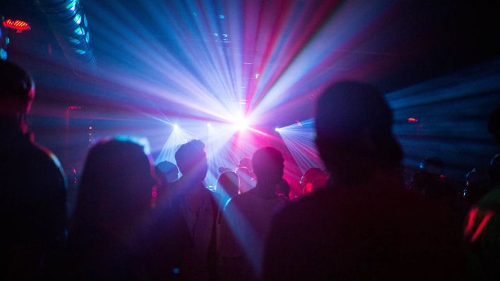 Menschen tanzen in einem Club. (Quelle: dpa/Sophia Kembowski)