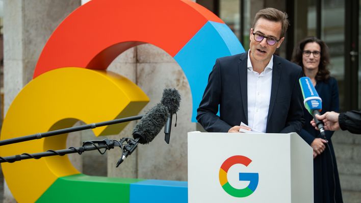 Philipp Justus, Vice President Google Zentraleuropa, spricht anlässlich der Vorstellung des Investitionsplans für Google Deutschland vor der Hauptstadtrepräsentanz von Google in Berlin-Mitte. (Quelle: dpa/B. Jutrzcenka)