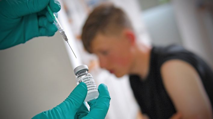 Ein Schüler wartet auf eine Impfung gegen Covid-19. Quelle: dpa/Frank Hoermann/SVEN SIMONZ