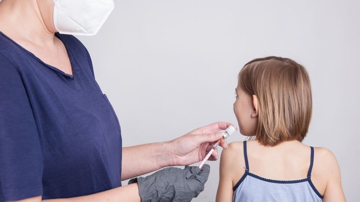 Symbolbild: Ein junges Mädchen erhält eine Corona-Impfung. (Quelle: dpa/K. Schmitt)