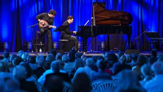 Symbolbild: Avi Avital (Mandoline) und Omer Klein (Klavier) geben ein Konzert auf der Bühne beim Sommerprogramm im Park vom Schloss Neuhardenberg. (Quelle: dpa/P. Pleul)