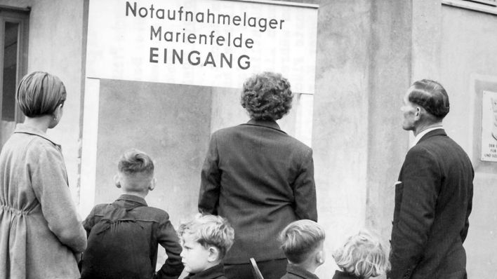 Flüchtlinge aus der DDR im Durchgangslager Berlin-Marienfelde im Jahr 1956. (Quelle: dpa/Günter Bratke)