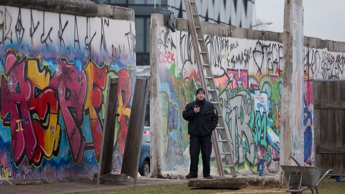 Polizisten sichern am 01.03.2013 an der East Side Gallery in Berlin die Baustelle. (Quelle: dpa/Florian Schuh)