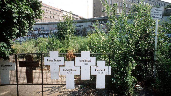 Kreuze mit den Namen der Opfer an einem Gitter vor der Berliner Mauer in Westberlin erinnern an die Menschen, die bei ihrer Flucht aus der DDR in Richtung Westen von DDR-Grenzsoldaten erschossen wurden. (Aufnahme vom 5.8.1986). (Quelle: dpa/Roland Holschneider)