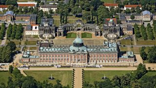 Archivbild: Neues Palais im Park von Schloss Sanssouci, Luftaufnahme. (Quelle: dpa/Bertram)
