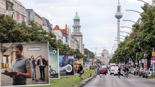 ARCHIV - Wahlplakate bestimmen am 10.08.2016 das Bild in der Frankfurter Allee in Berlin. (Quelle: dpa/Kumm)
