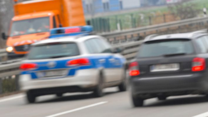 Symbolbild: Die Polizei Brandenburg fährt schnell auf der Autobahn. (Quelle: dpa/P. Pleul)
