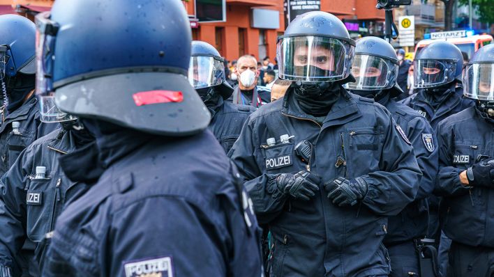 Polizist:innen während einer Demonstration im Bereich Sonnenallee (Bild: dpa/Vladimir Menck/sulupress.de)