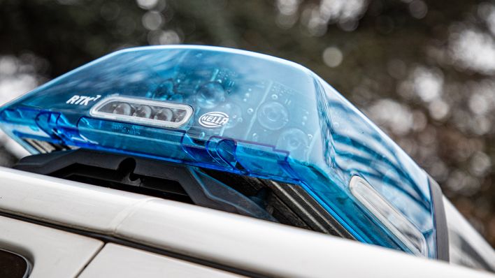Blaulicht eines Polizeiwagens in Nahaufnahme bei Tag. (Quelle: dpa/Andreas Gora)
