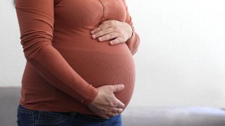 Themenbild - schwangere Frau mit Babybauch (Quelle: dpa/Eibner-Pressefoto)