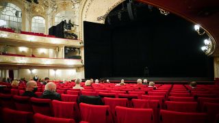 Zuschauer mit coronabedingtem Abstand im Zuschauerraum aufgenommen am 29.09.2020 in der Komischen Oper in Berlin Mitt (Bild: dpa/Xamax)