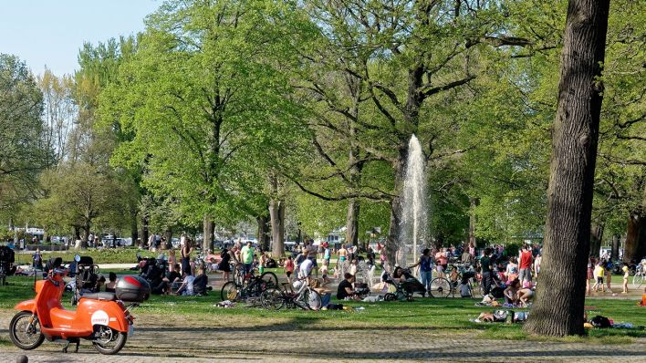 Archivbild: Viele junge Menschen und Familien am Springbrunnen im Treptower Park. (Quelle: dpa/GTI)