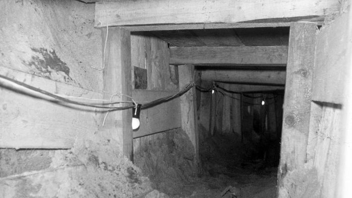 Die Aufnahme vom Januar 1963 zeigt den Blick in einen Fluchttunnel unter der Berliner Mauer. (Quelle: dpa/von Keussler)