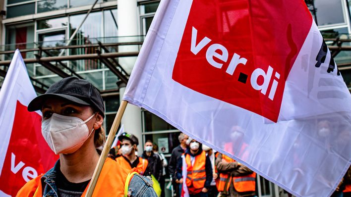 Symbolbild: Mitarbeiter des Pflegediensts der landeseigenen Krankenhäuser Vivantes und Charite bei einer Streikkundgebung in Berlin (Bild: imago images/M.Czapski)