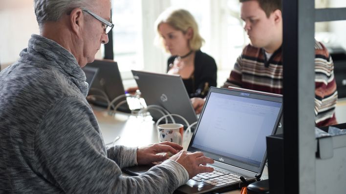 Angestellte der Berliner Senatsverwaltung für Finanzen arbeiten ein Laptops (Bild: dpa/Jordan Raza)