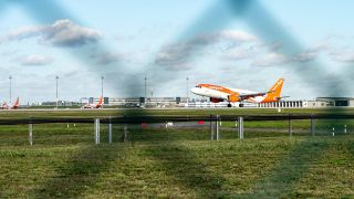 Easyjet-Maschine landet am Flughafen Berlin-Brandenburg BER