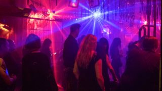 Archivbild: Besucher:innen tanzen im Sommer 2018 im Dunker Club (Bild: imago images/T. Seeliger)
