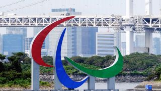 Das paralympische Logo vor der Skyline von Tokio. / imago images/ZUMA Wire
