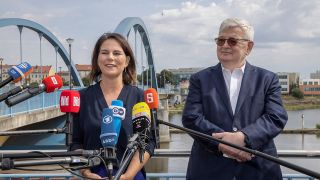Analena Berbock und Ex- Außenminister, Joschkar Fischer auf Wahlkampftour in Frankfurt Oder auf der Stadtbruecke. (Quelle: imago images/W. Mausolf)