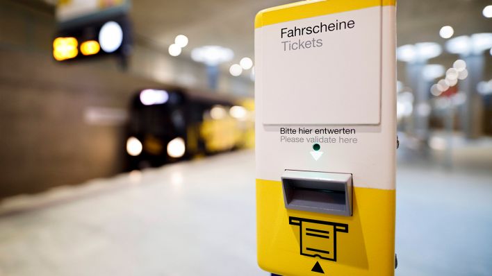 Ein Fahrschein-Entwerter in der Berliner U-Bahn (Bild: imago images/Christoph Hardt)