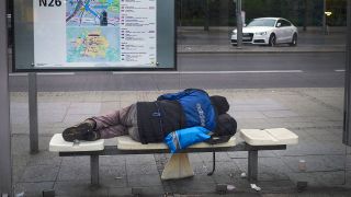 Eine Obdachlose Person in Berlin (Quelle: imago images/Jürgen Ritter)