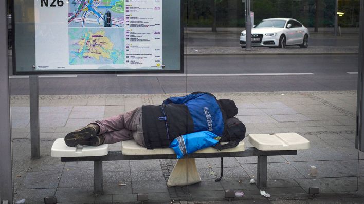 Eine Obdachlose Person in Berlin (Quelle: imago images/Jürgen Ritter)