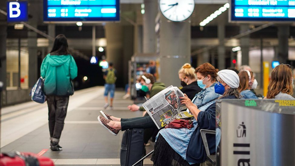 Fahrgäste warten am Berliner Hauptbahnhof auf ihren Zug. (Quelle: imago images/S. Zeitz)