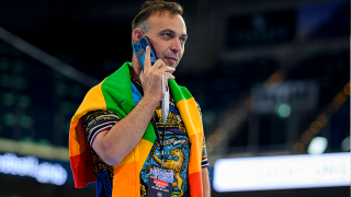 Bob Hanning spricht am Telefon am Rande eines Handballspiels. (Quelle: imago images/wolf-sportfoto)