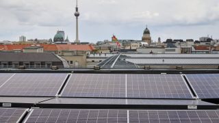 Solaranlagen auf Schuldächern in Berlin-Mitte (Bild: imago images/snapshot-photography)
