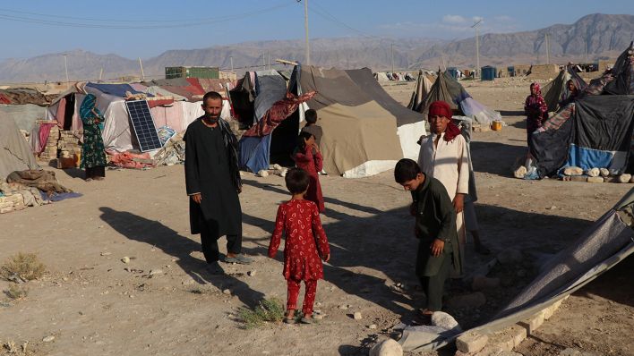 Menschen in einem Flüchtlingscamp im afghanischen Mazar-I-Sharif- am 22. Juli 2021. (Quelle: imago images/Kawa Basharat)