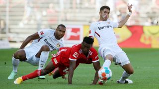 Unions Taiwo Awoniyi (m.) gegen Bayer Leverkusen (imago images/O.Behrendt)