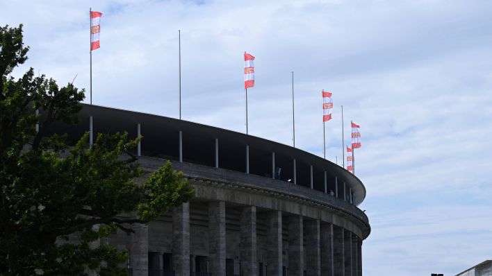 Das Berliner Olympiastadion mit Union-Flaggen