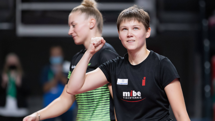 Tischtennisspielerin Nina Mittelham ballt die Siegesfaust (Quelle: IMAGO / Kessler-Sportfotografie)