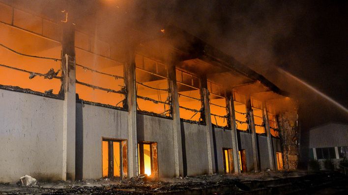 Archivbild: Blick auf die brennende Sporthalle in Nauen. (Quelle: dpa/J. Stähle)