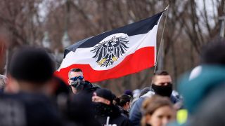 Symbolbild: Teilnehmer an einer Demonstration von Rechtsextremisten und Reichsbürgern vor dem Brandenburger Tor (Bild: imago images/Jean MW)