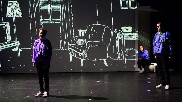 Cigdem Teke, Aysima Ergün und Wojo van Brouwer bei der Fotoprobe des Theaterstücks Streulicht im Gorki Theater Container. (Quelle: imago images/C. Behring)