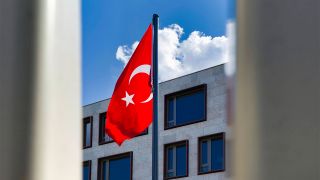 Die Türkische Flagge hängt an der Türkischen Botschaft in Berlin (Bild: imago images(Siegra Asmoel)