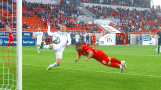 Der Zwickauer Baumann trifft zum 1:0 gegen Viktorias Jopek. (Quelle: imago images/Kruczynski)
