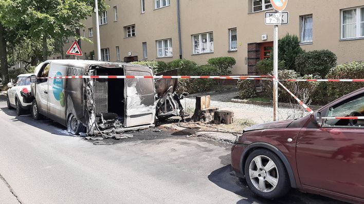 In der Schaffhausener Straße in Tempelhof wurde am 11.08.2021 ein Auto von Vonovia angezündet. (Quelle: rbb/Christina Rubarth)