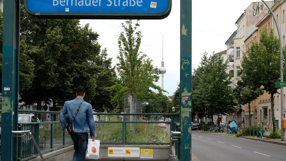 Blick in die Brunnenstraße in Mitte an der ehemaligen Sektorengrenze Bernauer Straße am 07. August 2021. (Quelle: rbb|24/Caroline Winkler)