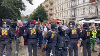 Polizei kesselt Querdenker in Berlin ein