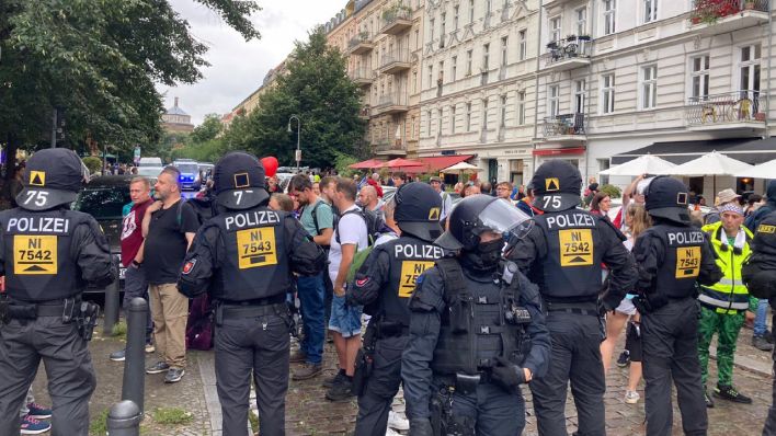 Polizei kesselt Querdenker in Berlin ein